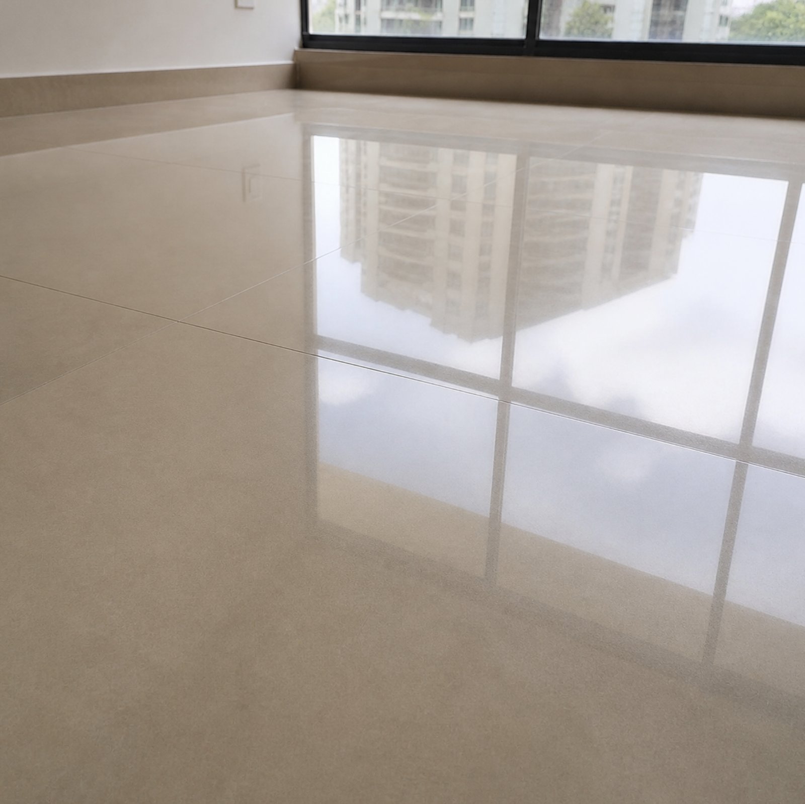 Porcelanato beige con brillo que refleja la ventana