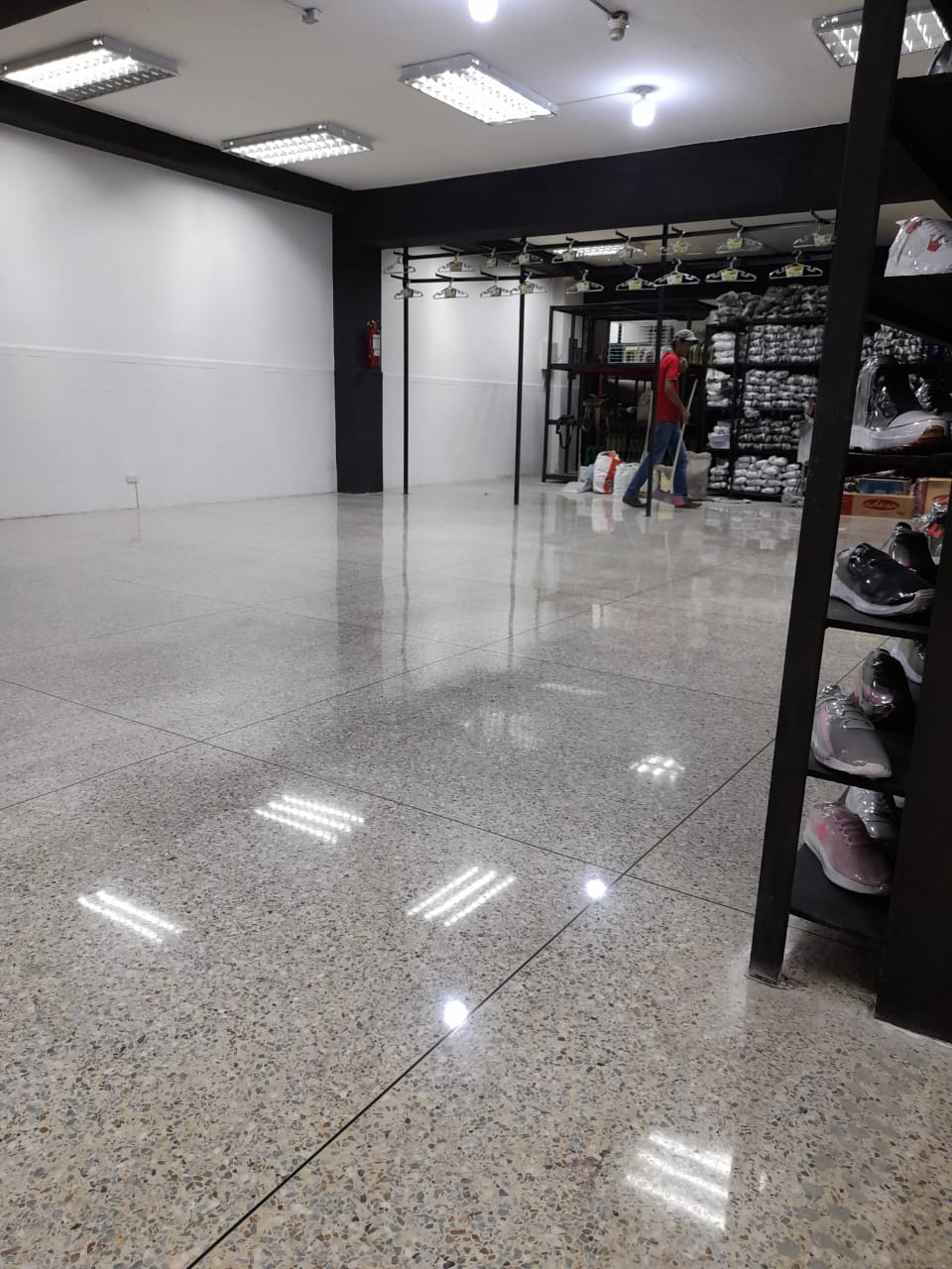 Tienda con piso de granito pulido