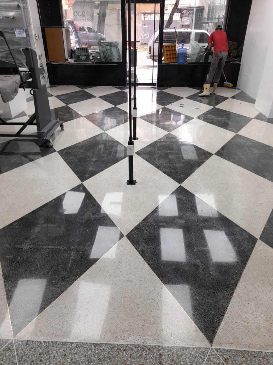 Piso de mármol blanco y negro recién pulido